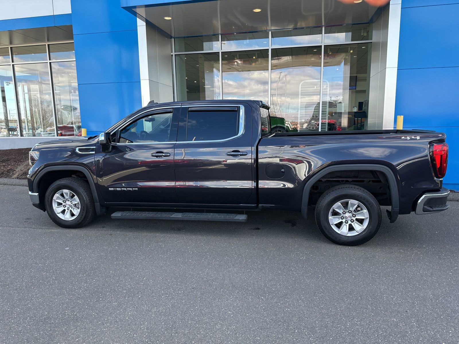 Used 2022 GMC Sierra 1500 SLE image 8