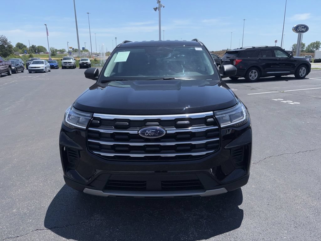 Used 2025 Ford Explorer Active AWD/4WD image 8