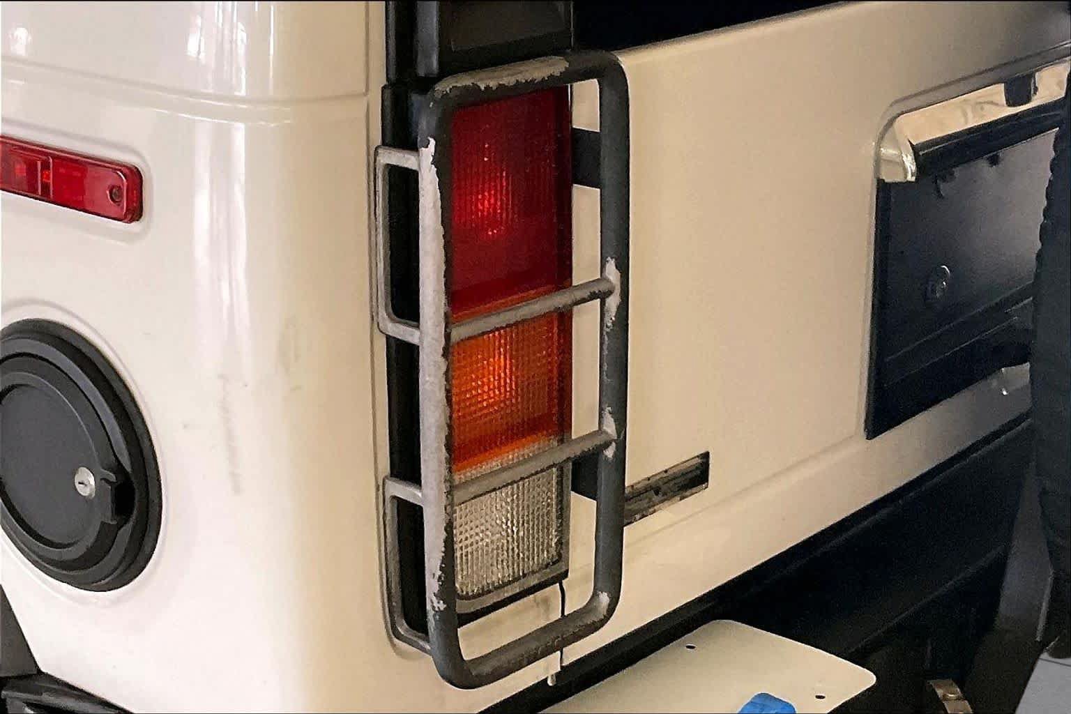 Used 2003 HUMMER H2 w/ Preferred Equipment Group AWD/4WD image 24