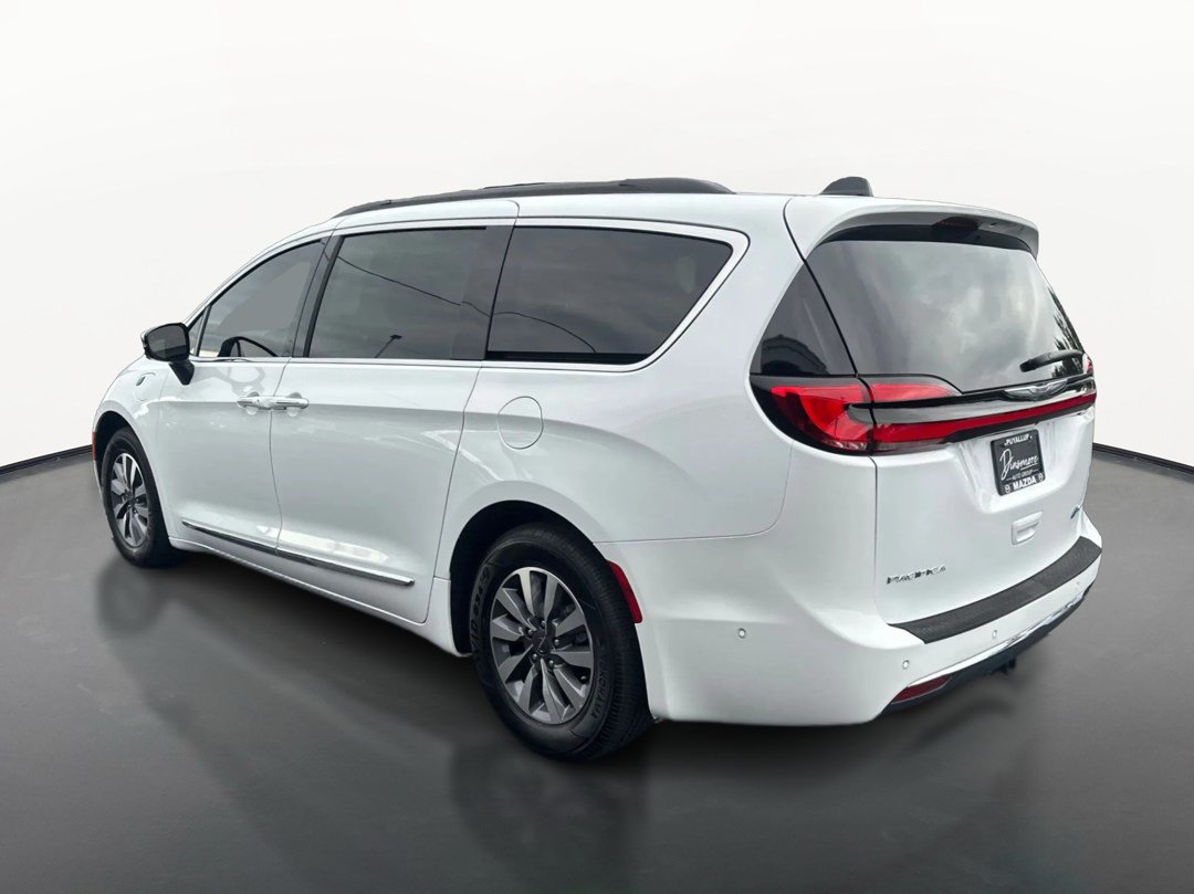Used 2023 Chrysler Pacifica Limited w/ Uconnect Theater Family Group FWD image 5