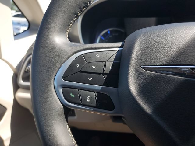 Used 2023 Chrysler Pacifica Touring-L FWD image 23
