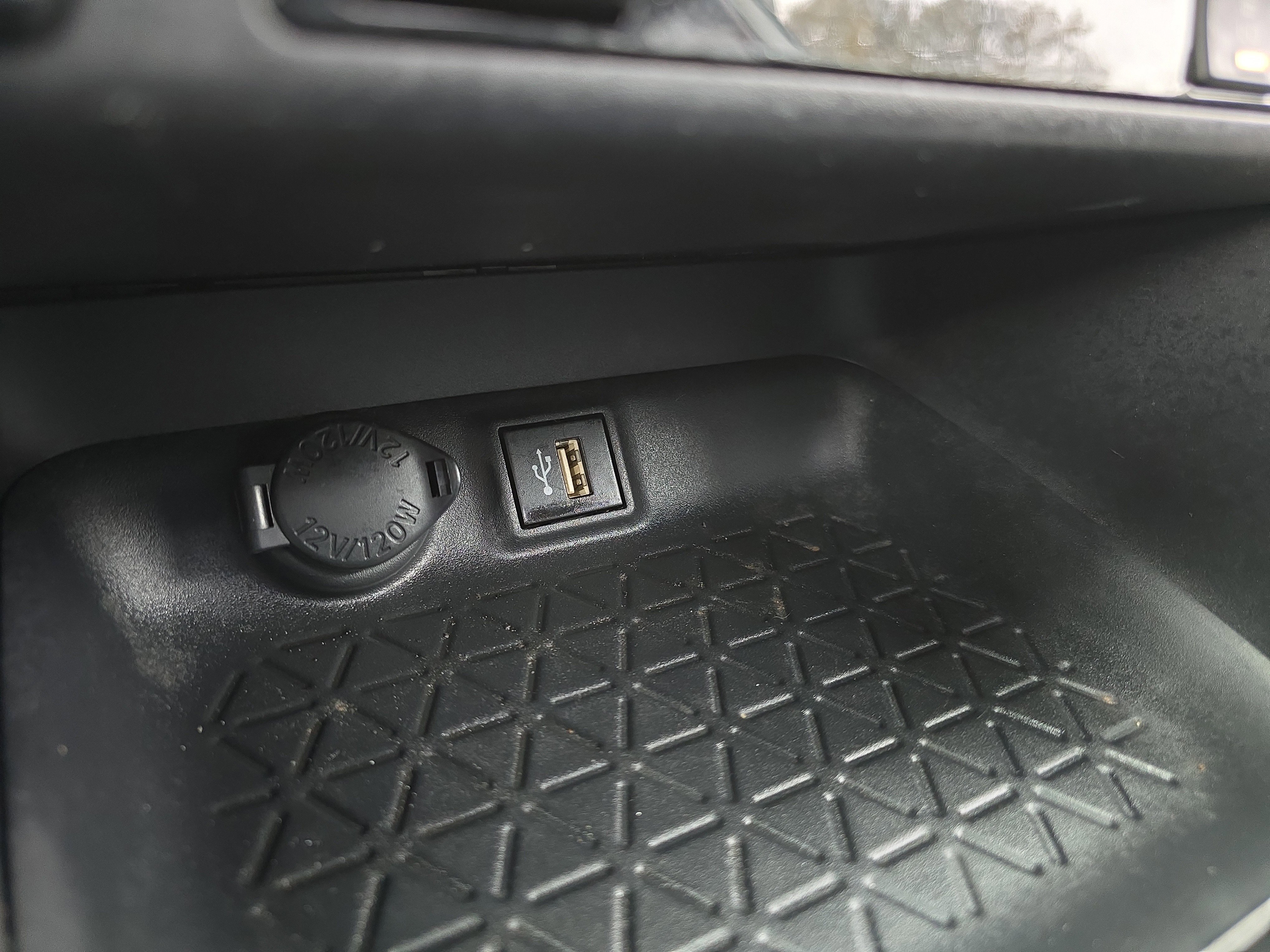 Used 2023 Toyota RAV4 SE image 32