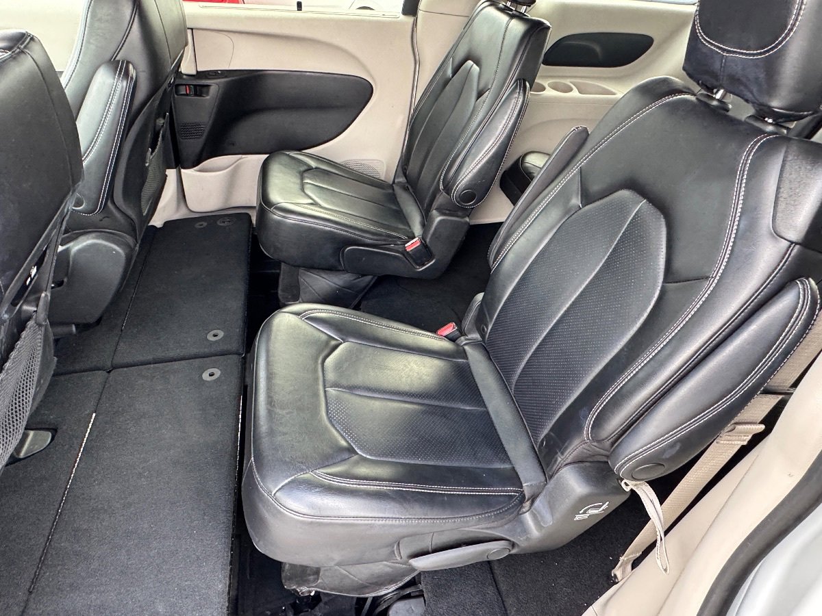 Used 2023 Chrysler Pacifica Touring-L FWD image 20