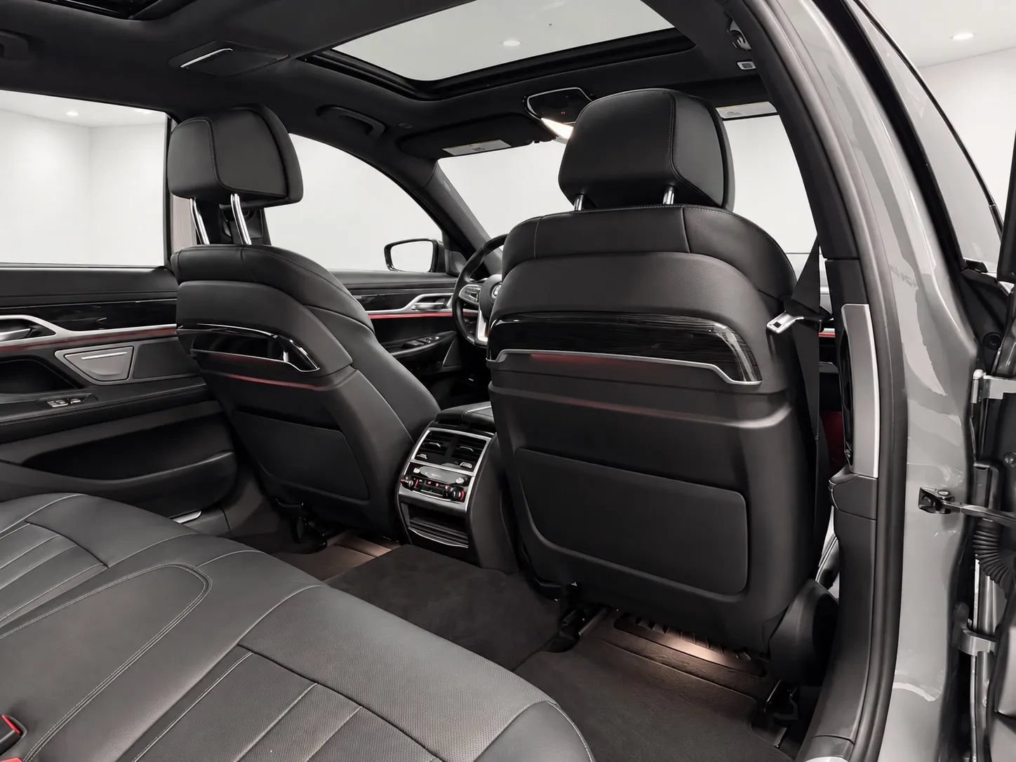 Used 2019 BMW 740i w/ Executive Package RWD image 21