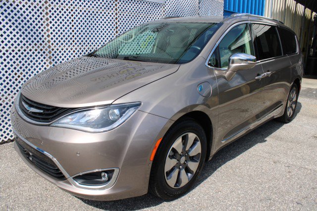 Used 2017 Chrysler Pacifica Platinum FWD image 2