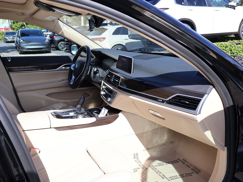 Used 2020 BMW 740i image 30