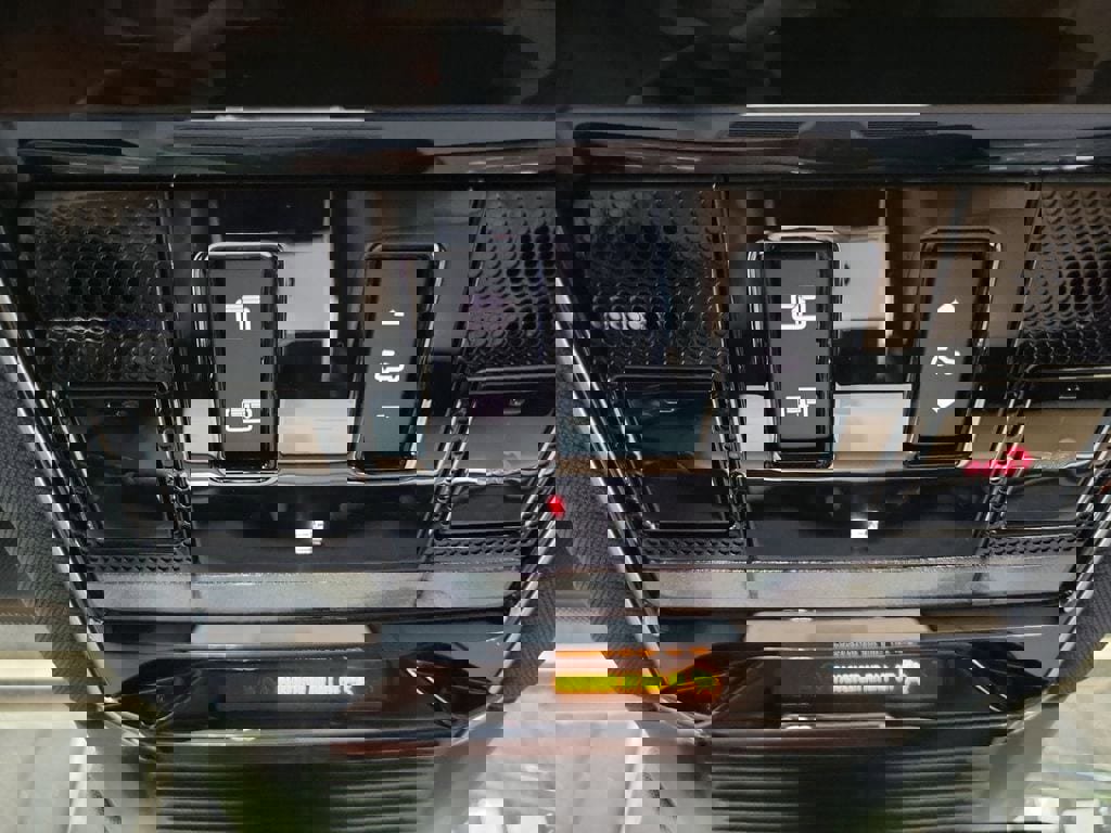 New 2025 Land Rover Range Rover Long Wheelbase SE image 21