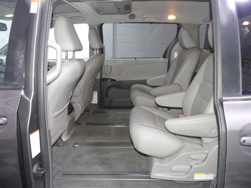 Used 2018 Toyota Sienna XLE Premium w/ Cargo Management Package image 25