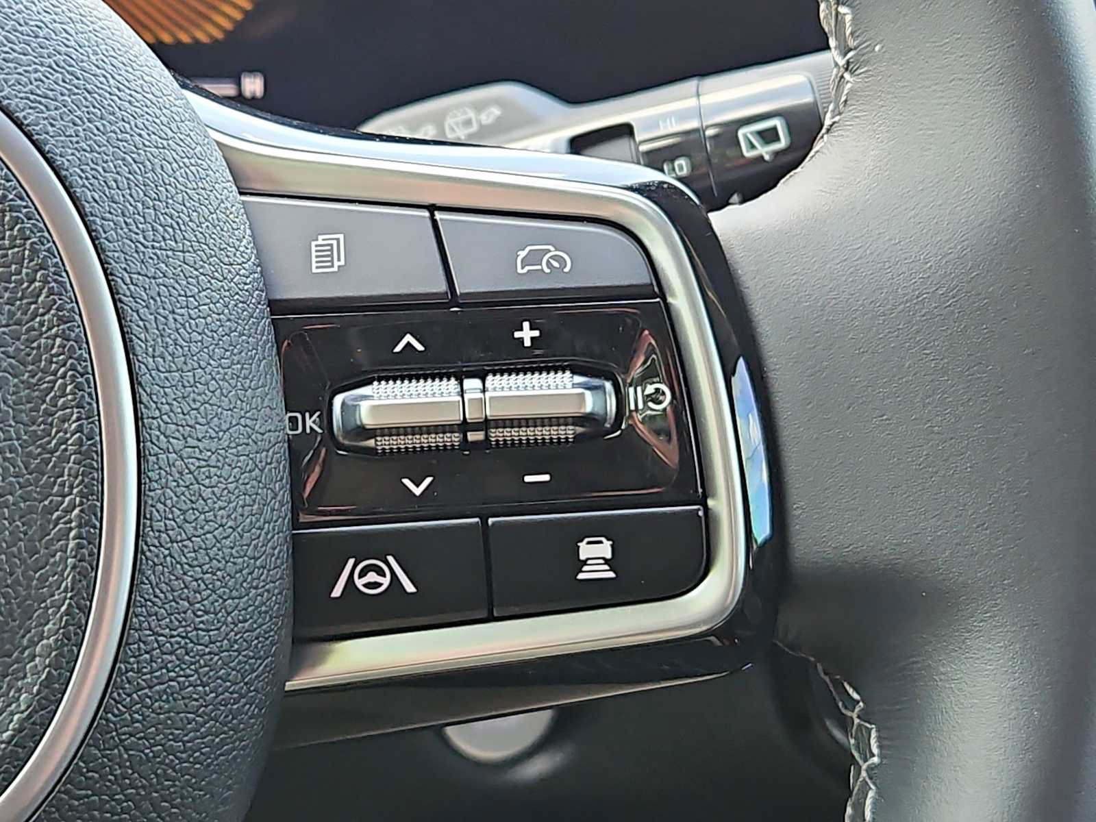 Certified 2025 Kia Sorento S FWD image 22