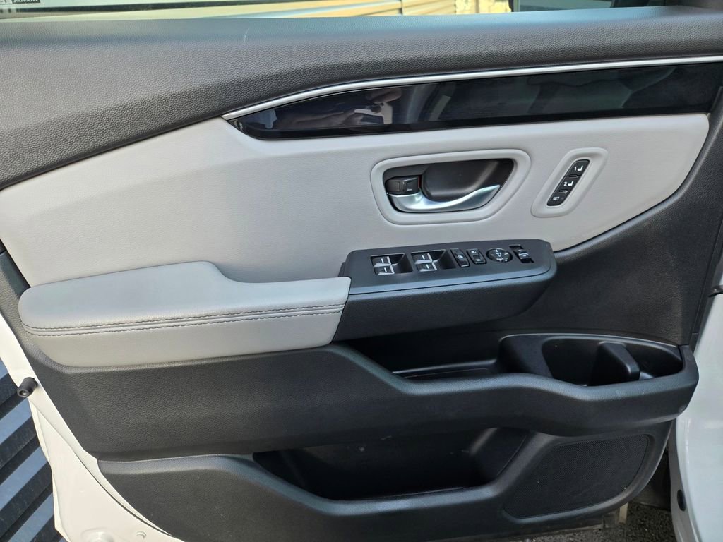 Used 2025 Honda Pilot EX-L image 17