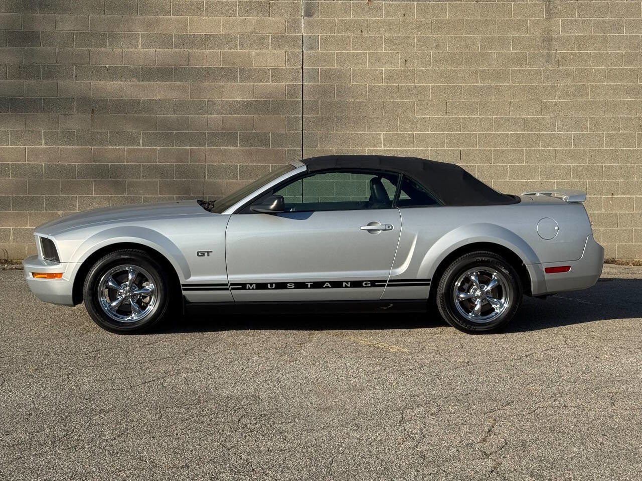 Used 2005 Ford Mustang Convertible image 3