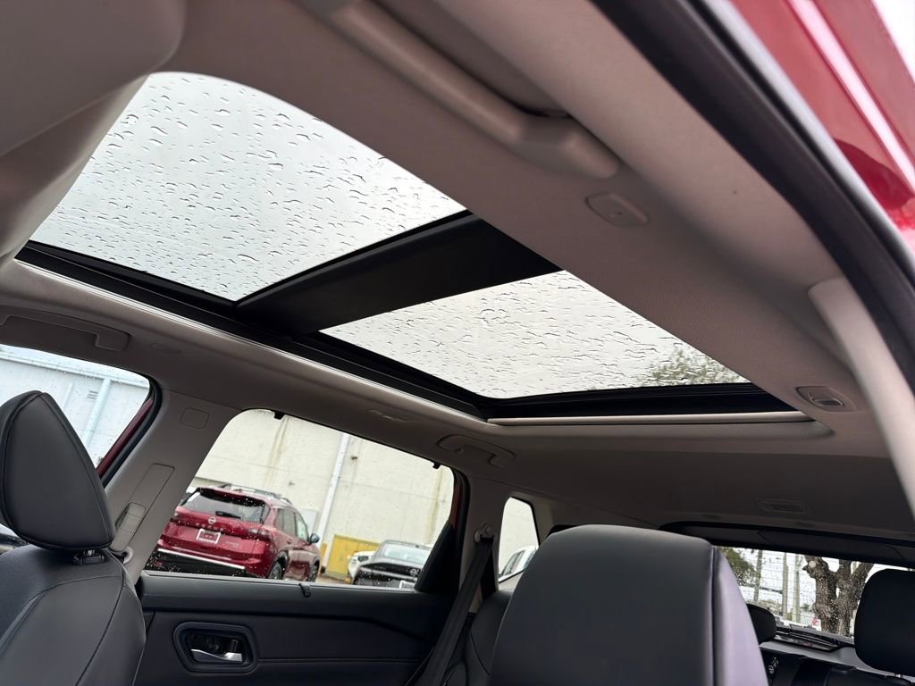 Used 2024 Nissan Rogue SV w/ SV Premium Package image 17