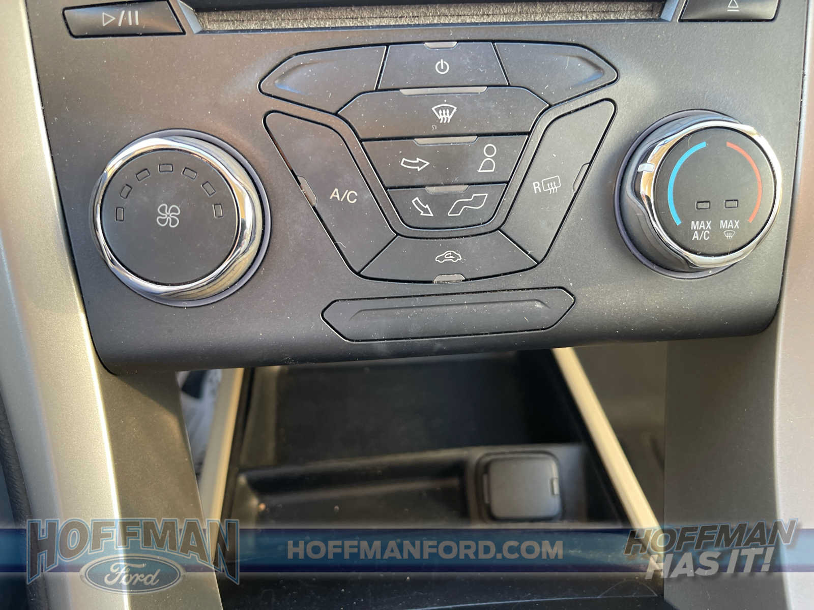Used 2015 Ford Fusion SE FWD image 16