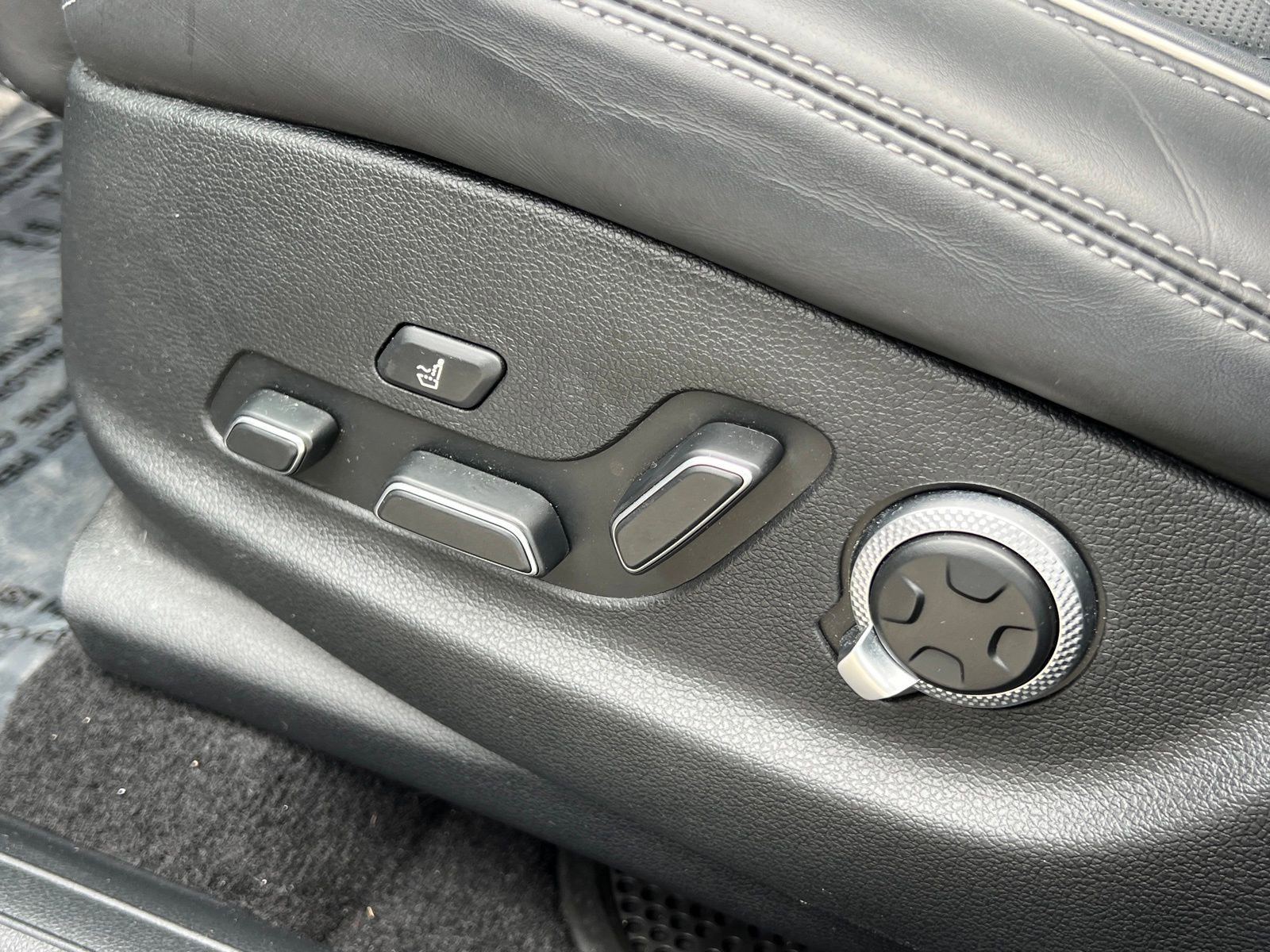 Used 2025 Genesis GV70 3.5T Sport w/ Sport Advanced Package image 29