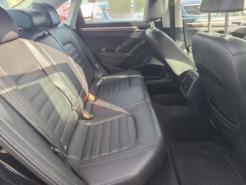 Used 2016 Volkswagen Passat 1.8T SEL Premium image 38