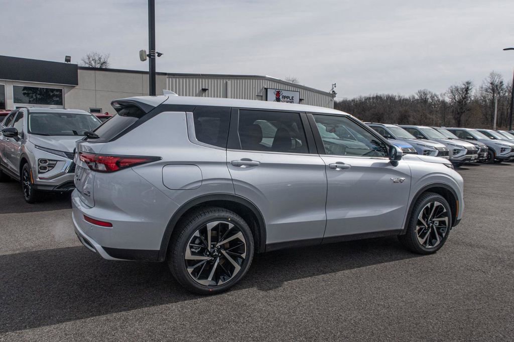 New 2025 Mitsubishi Outlander 4WD Plug-In Hybrid image 10
