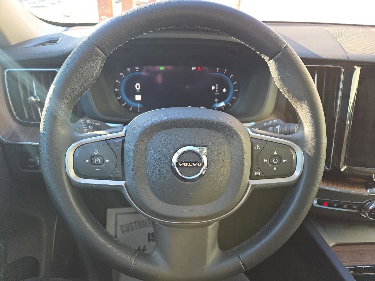 Used 2022 Volvo XC60 B5 Momentum image 14