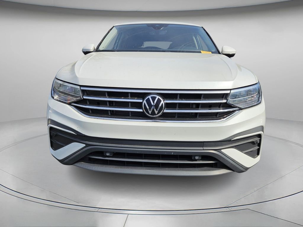 Used 2023 Volkswagen Tiguan SE w/ Panoramic Sunroof Package image 3