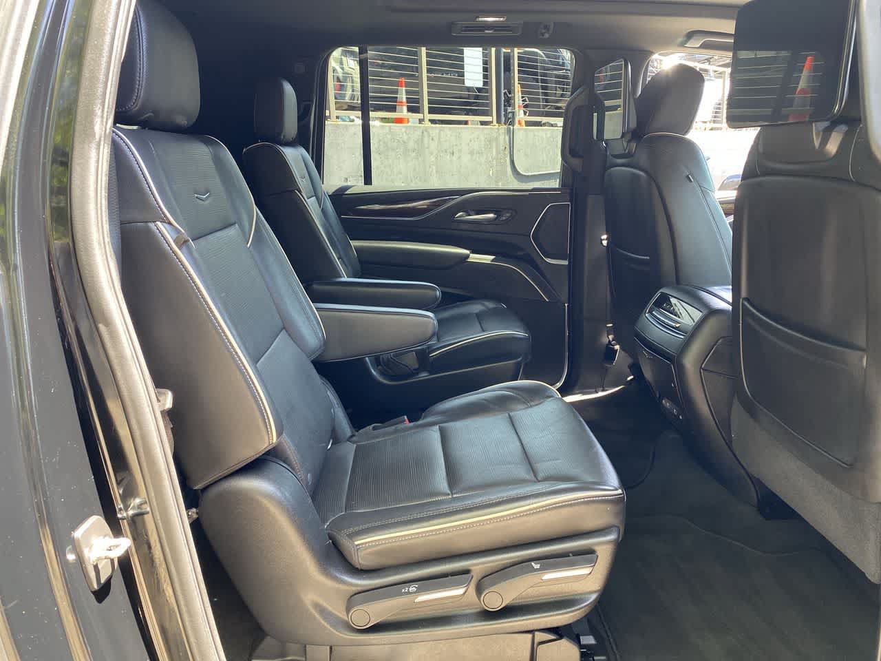 Used 2021 Cadillac Escalade ESV Premium Luxury w/ LPO, Illumination Package AWD/4WD image 18