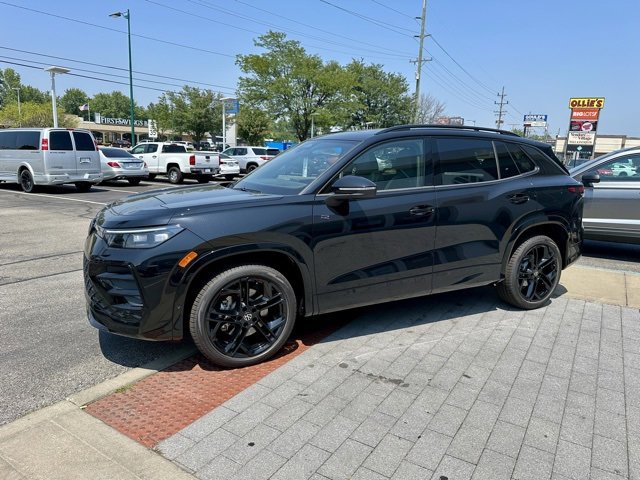 New 2025 Volkswagen Tiguan SE R-Line image 3