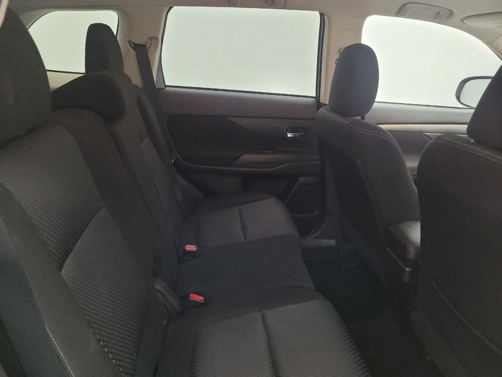 Used 2017 Mitsubishi Outlander SE AWD/4WD image 19