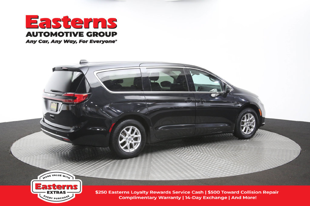 Used 2023 Chrysler Pacifica Touring-L FWD image 45