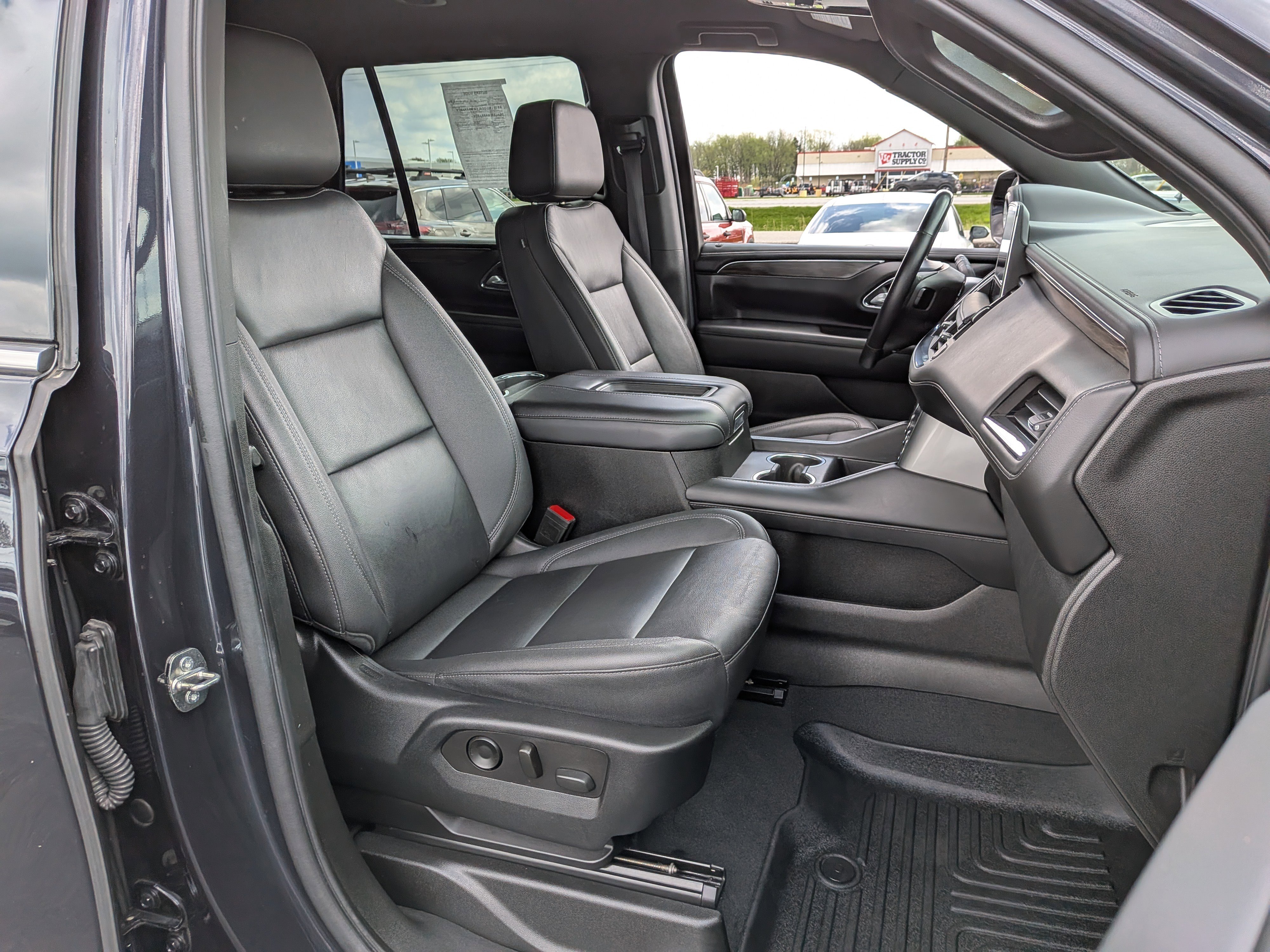 Used 2022 Chevrolet Tahoe LT w/ Luxury Package AWD/4WD image 25