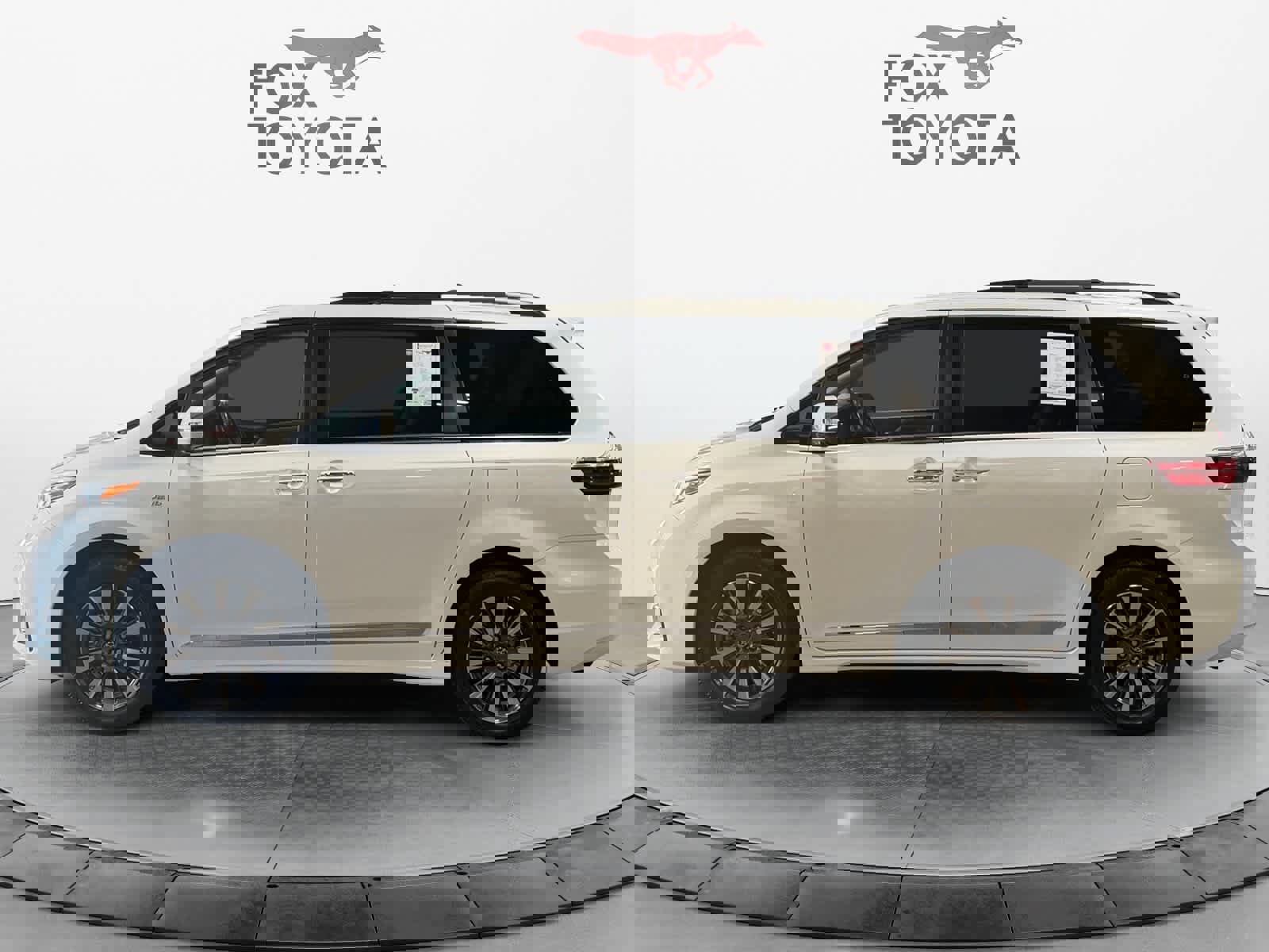 Used 2018 Toyota Sienna Limited Premium image 3