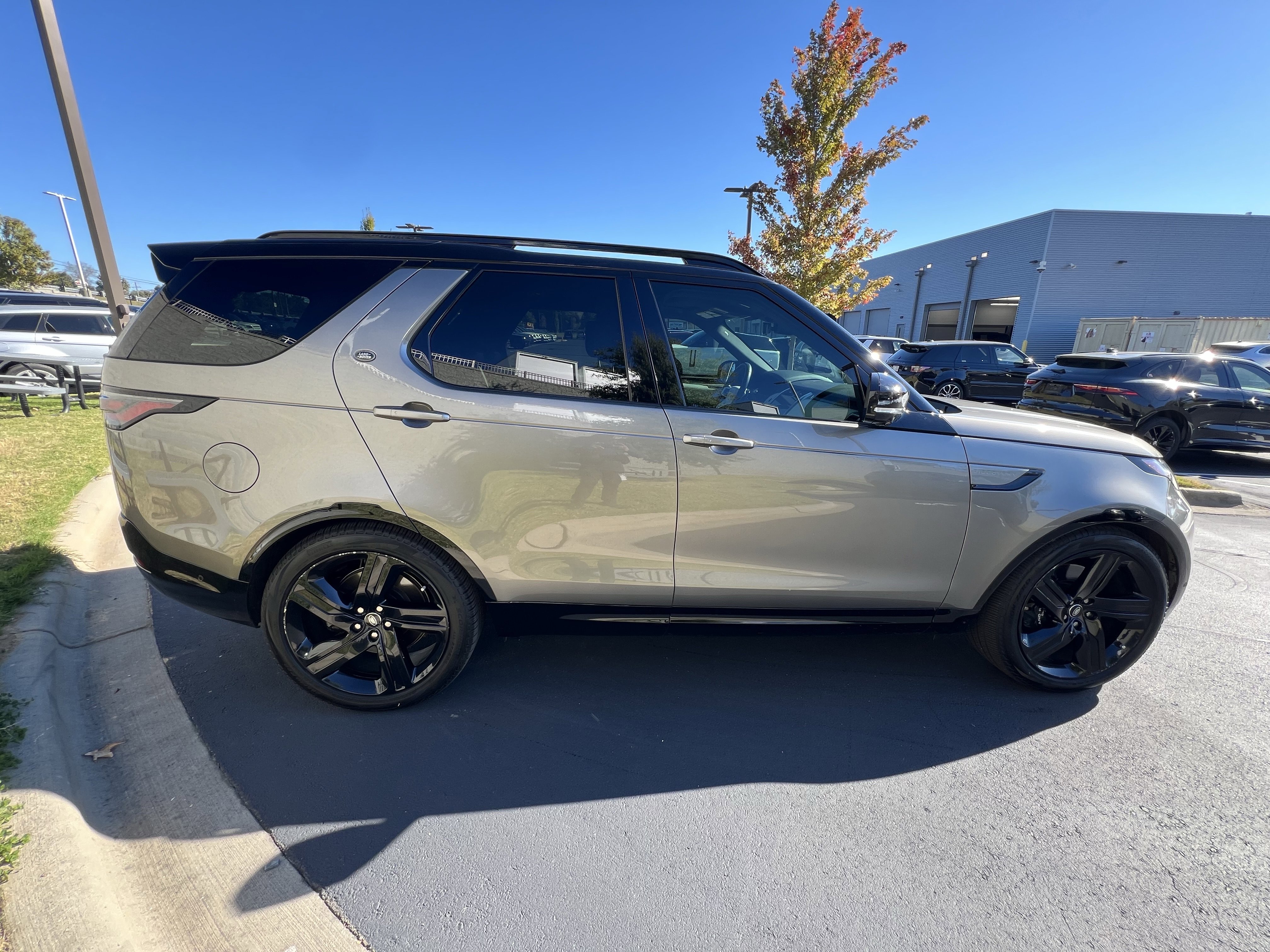 Used 2024 Land Rover Discovery Metropolitan Edition image 31
