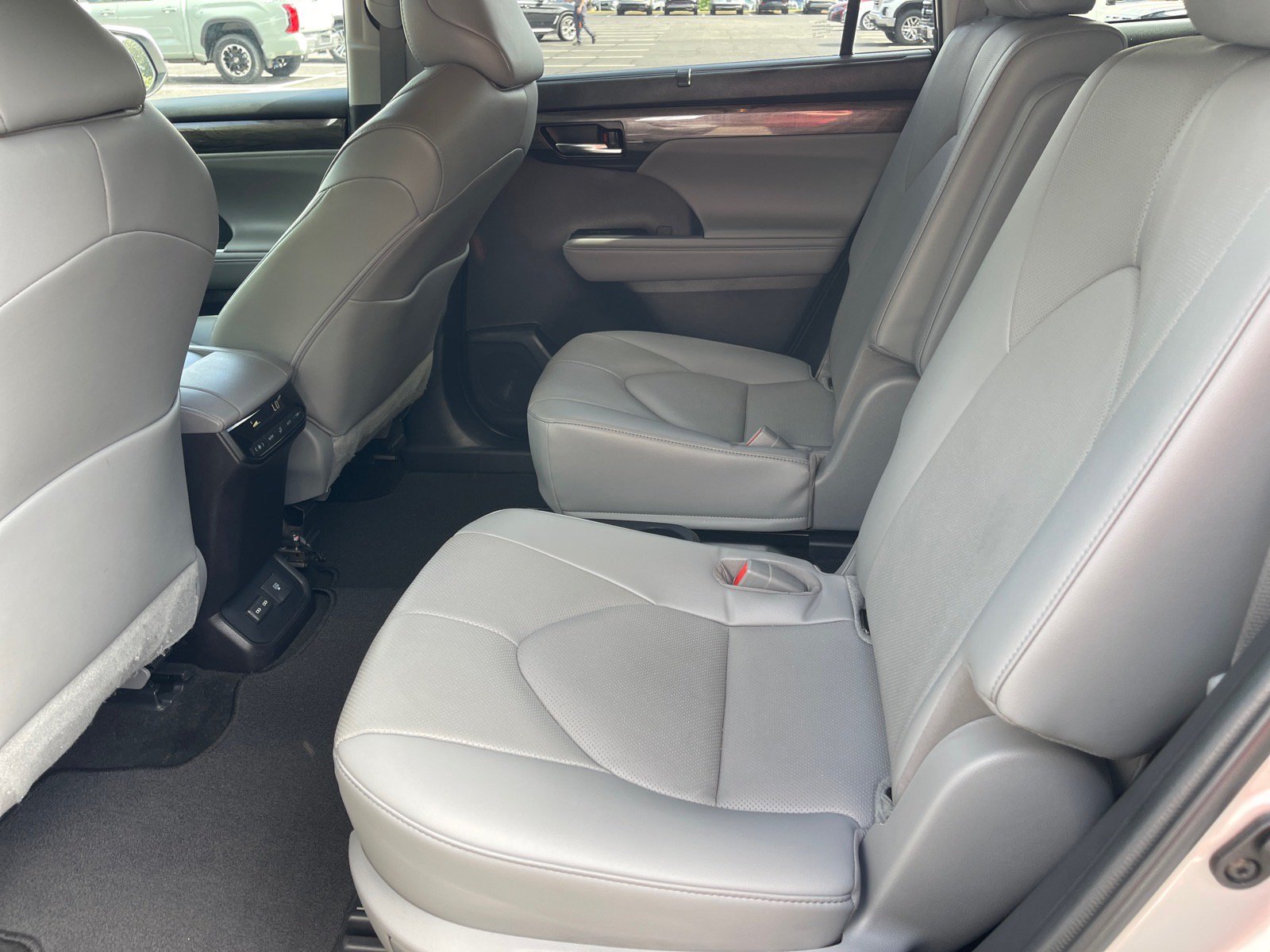 Used 2023 Toyota Highlander Limited FWD image 12