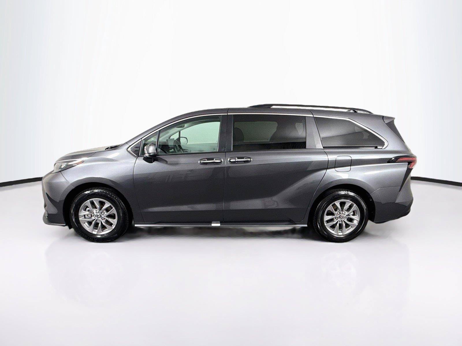 Certified 2025 Toyota Sienna XLE FWD image 14