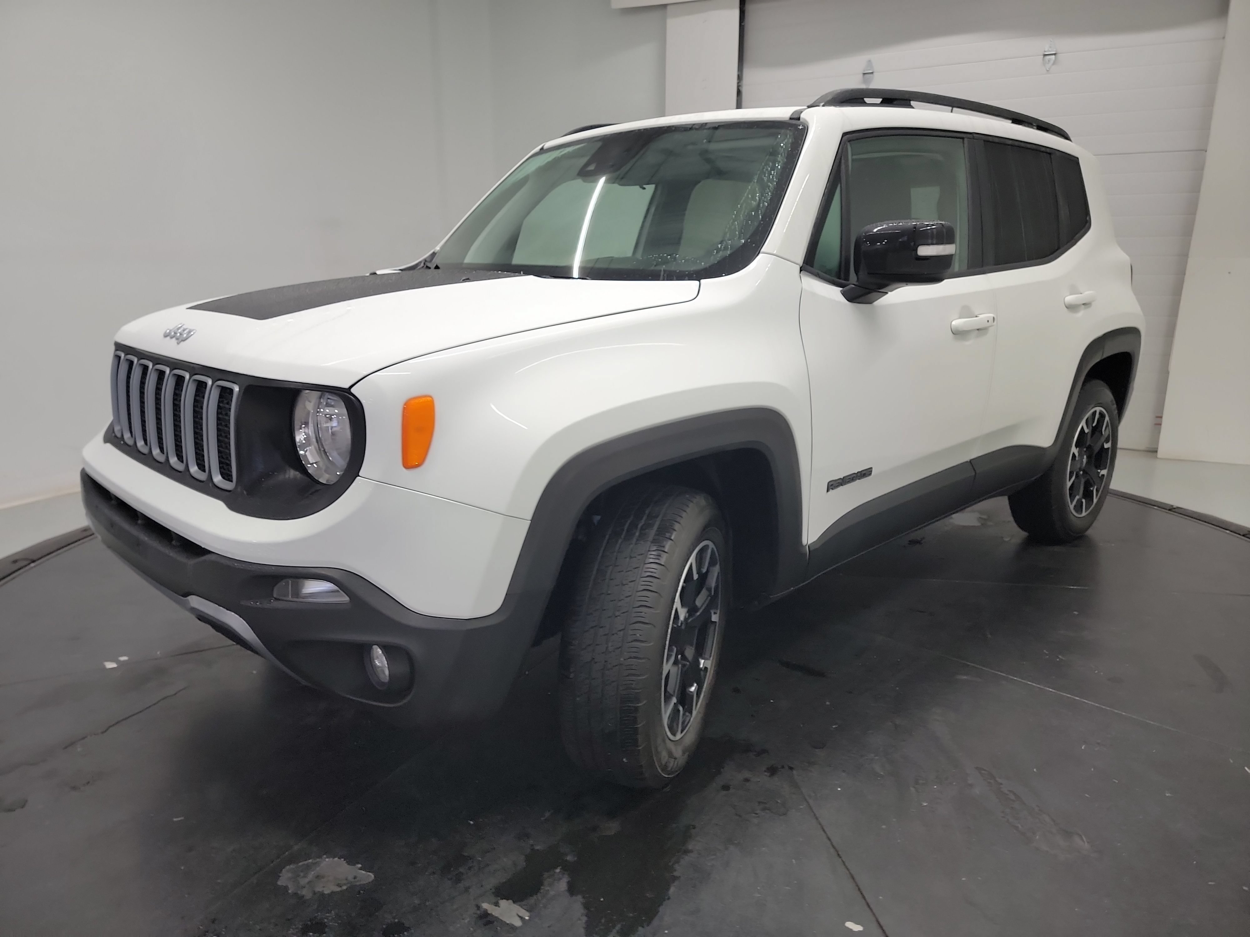 Used 2023 Jeep Renegade Latitude w/ Sun/Sound Group AWD/4WD image 3