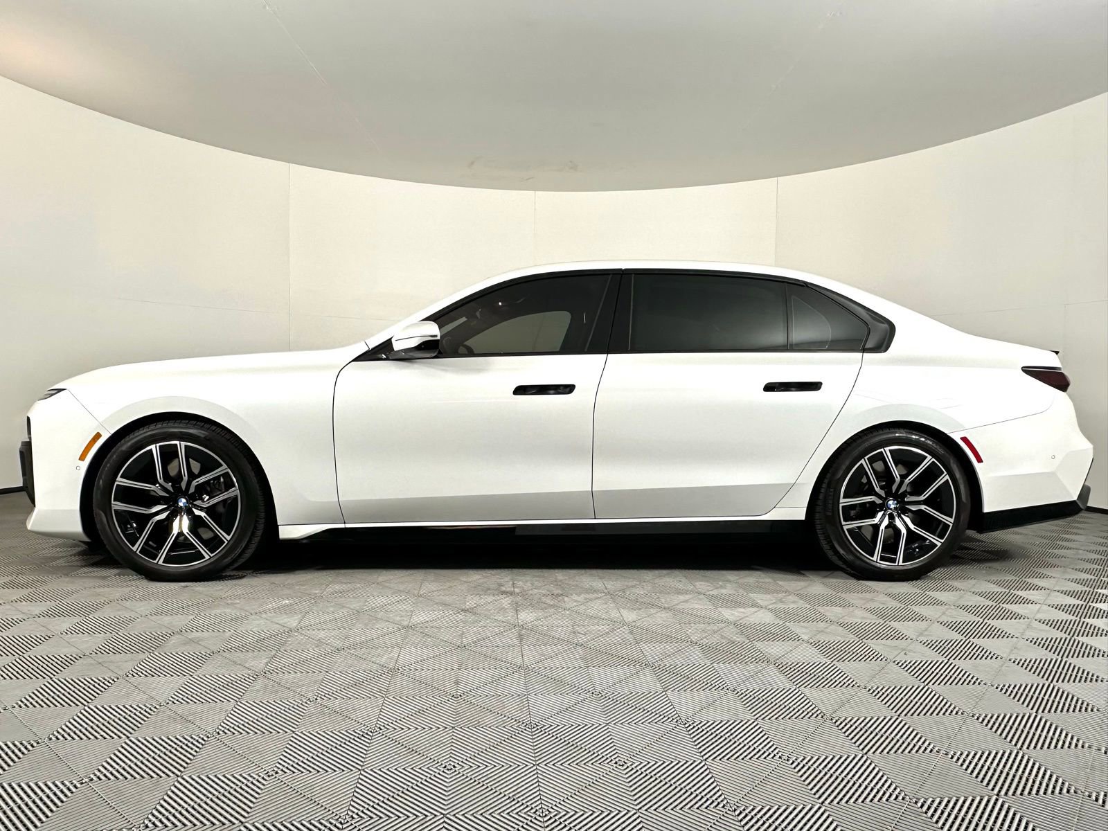 Used 2023 BMW 760i xDrive w/ Parking Assistance Package image 14