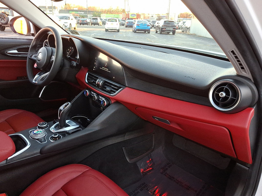 Used 2020 Alfa Romeo Giulia AWD image 11