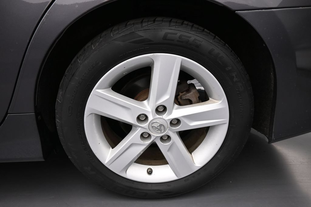 Used 2014 Toyota Camry SE w/ Moonroof Package FWD image 25