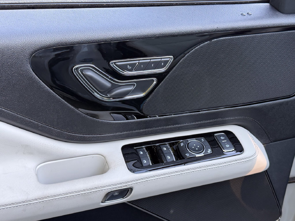 New 2027 Lincoln Aviator AWD w/ Jet Appearance Package image 17