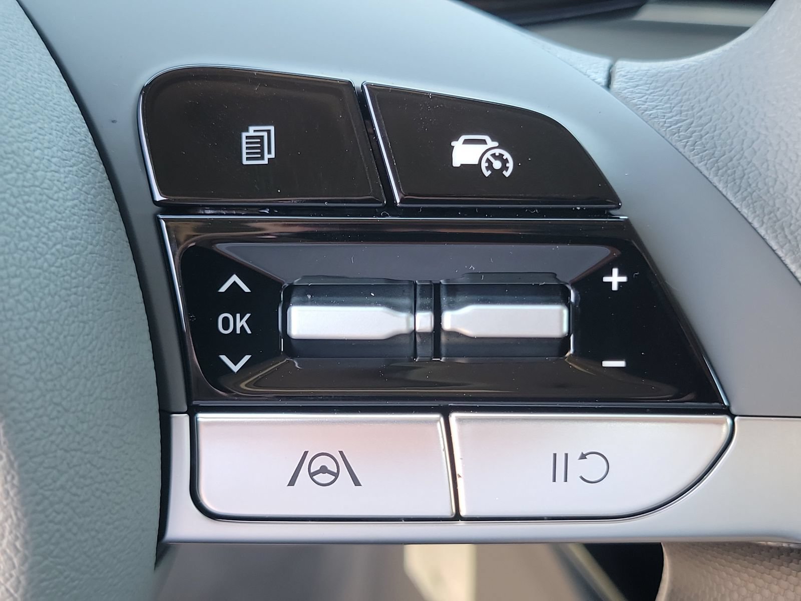 New 2026 Hyundai Elantra SE FWD image 9