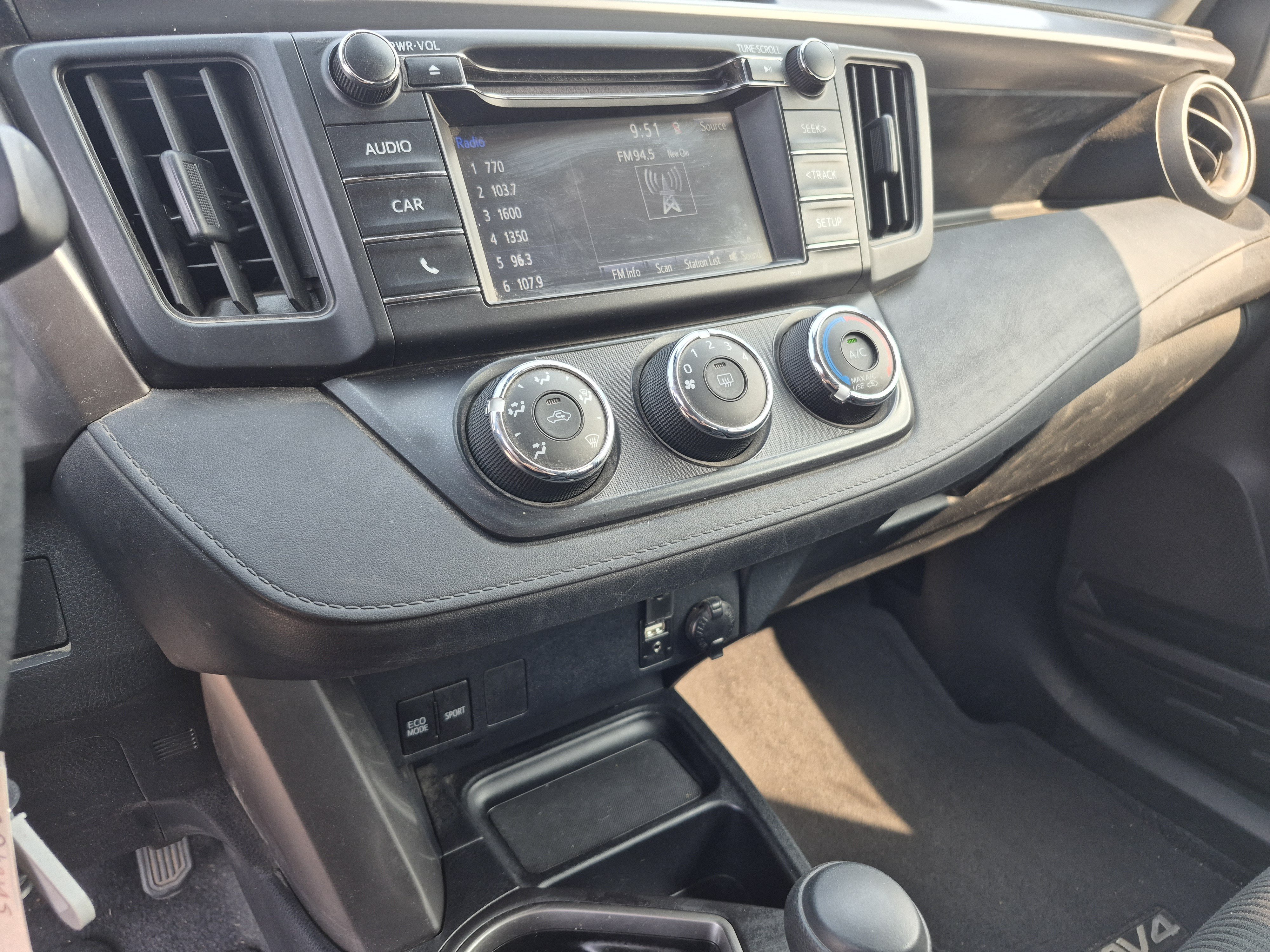 Used 2018 Toyota RAV4 LE w/ Carpet Mat Package AWD/4WD image 11