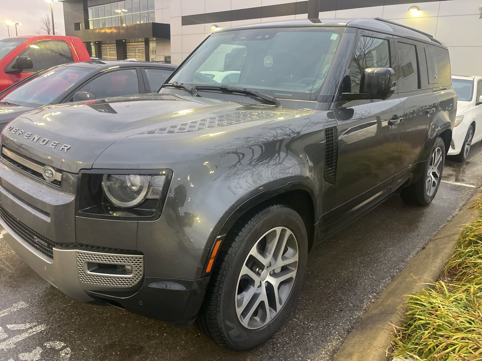 Used 2023 Land Rover Defender 130 X-Dynamic SE image 3