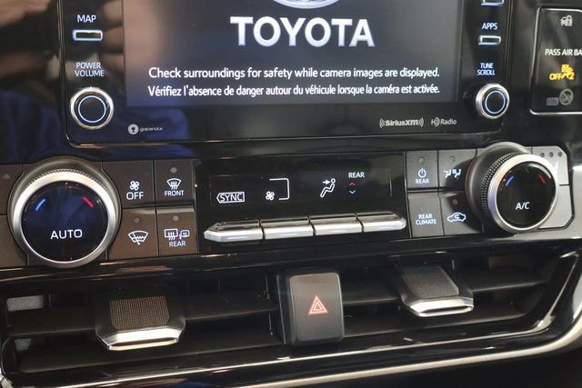 Used 2021 Toyota Highlander XLE AWD/4WD image 21