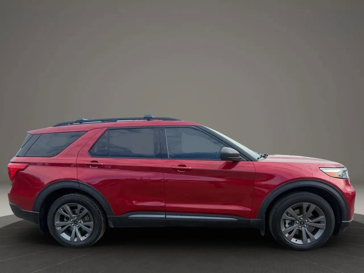 Used 2021 Ford Explorer XLT w/ Equipment Group 202A AWD/4WD image 4