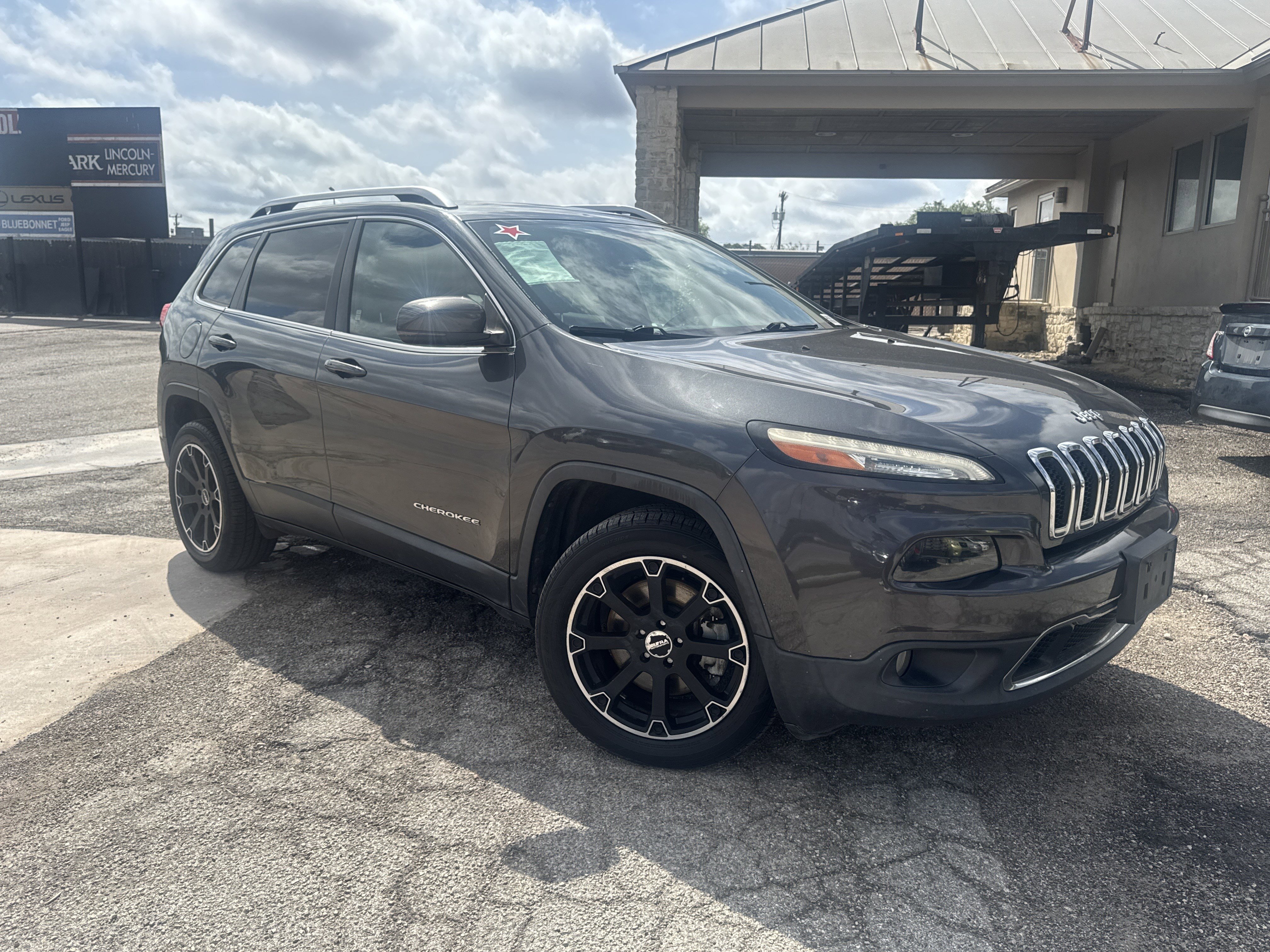 Used 2015 Jeep Cherokee Limited w/ Luxury Group AWD/4WD image 1