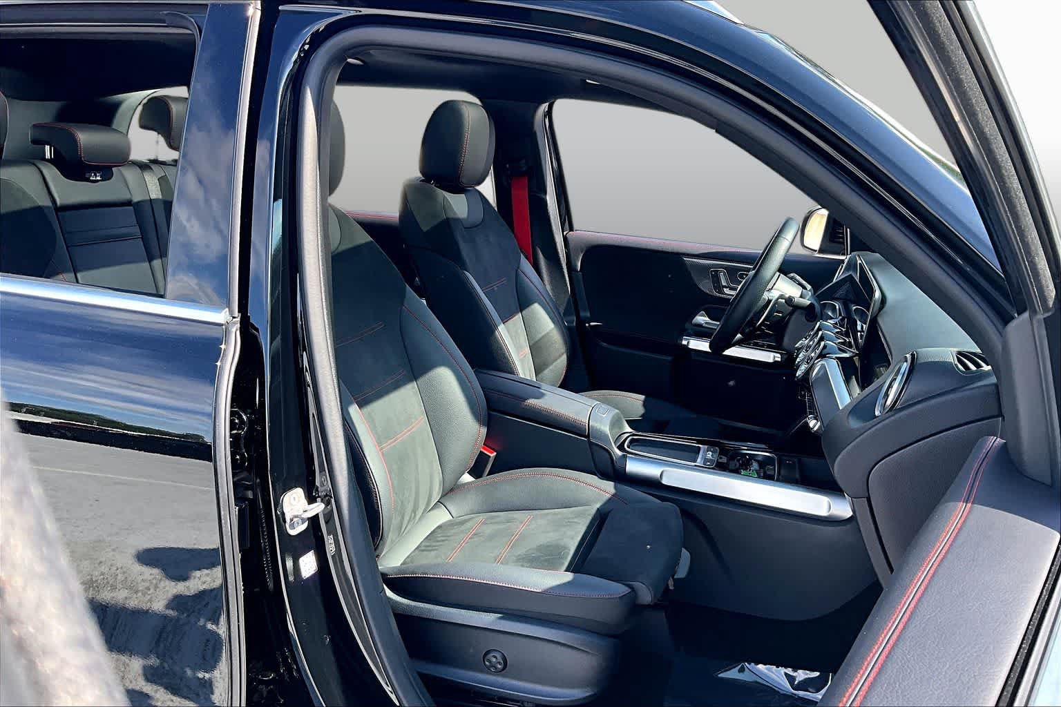 Used 2025 Mercedes-Benz GLB 35 AMG 4MATIC image 9