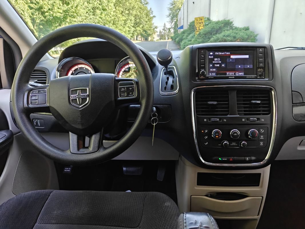 Used 2019 Dodge Grand Caravan SE w/ UConnect Hands-Free Group FWD image 19