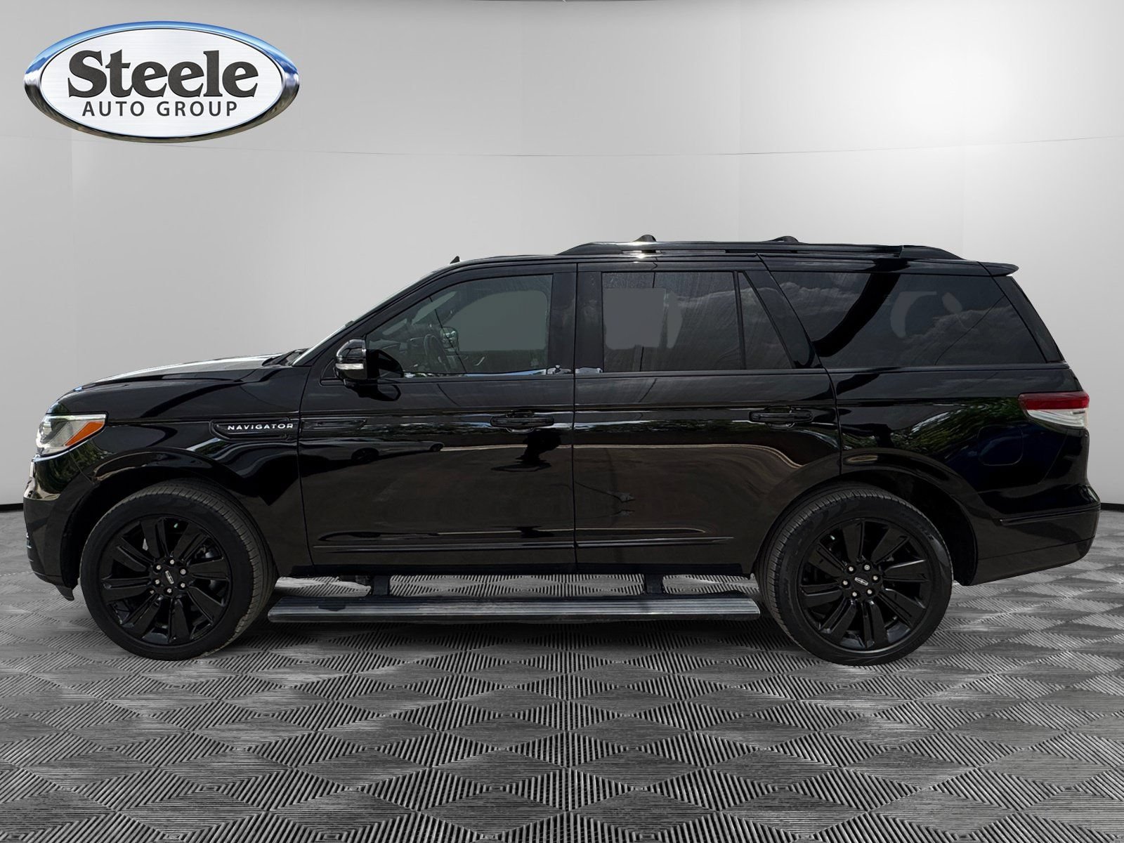 Used 2023 Lincoln Navigator Reserve AWD/4WD image 2