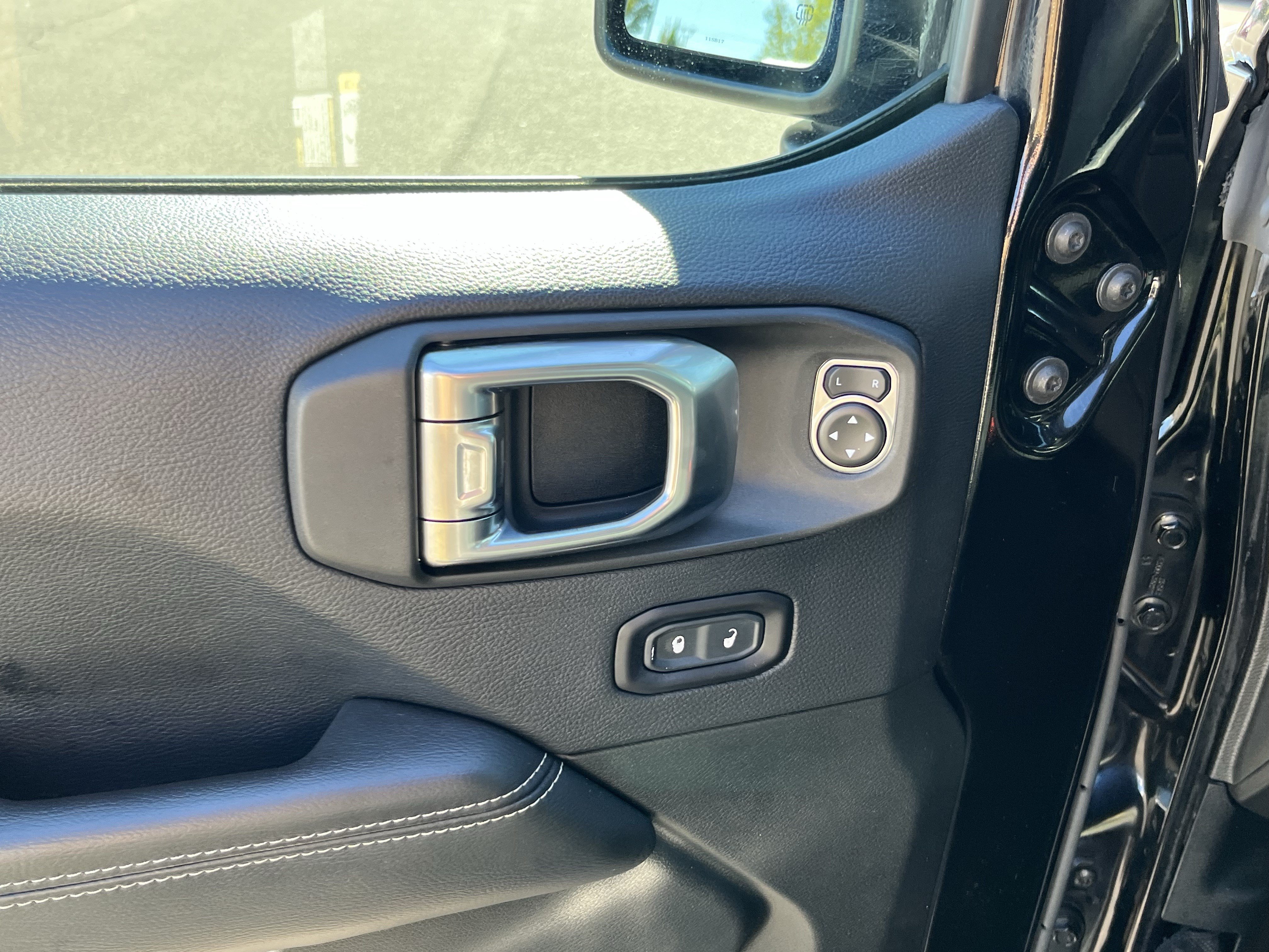 Used 2018 Jeep Wrangler Unlimited Sahara w/ LED Lighting Group AWD/4WD image 17