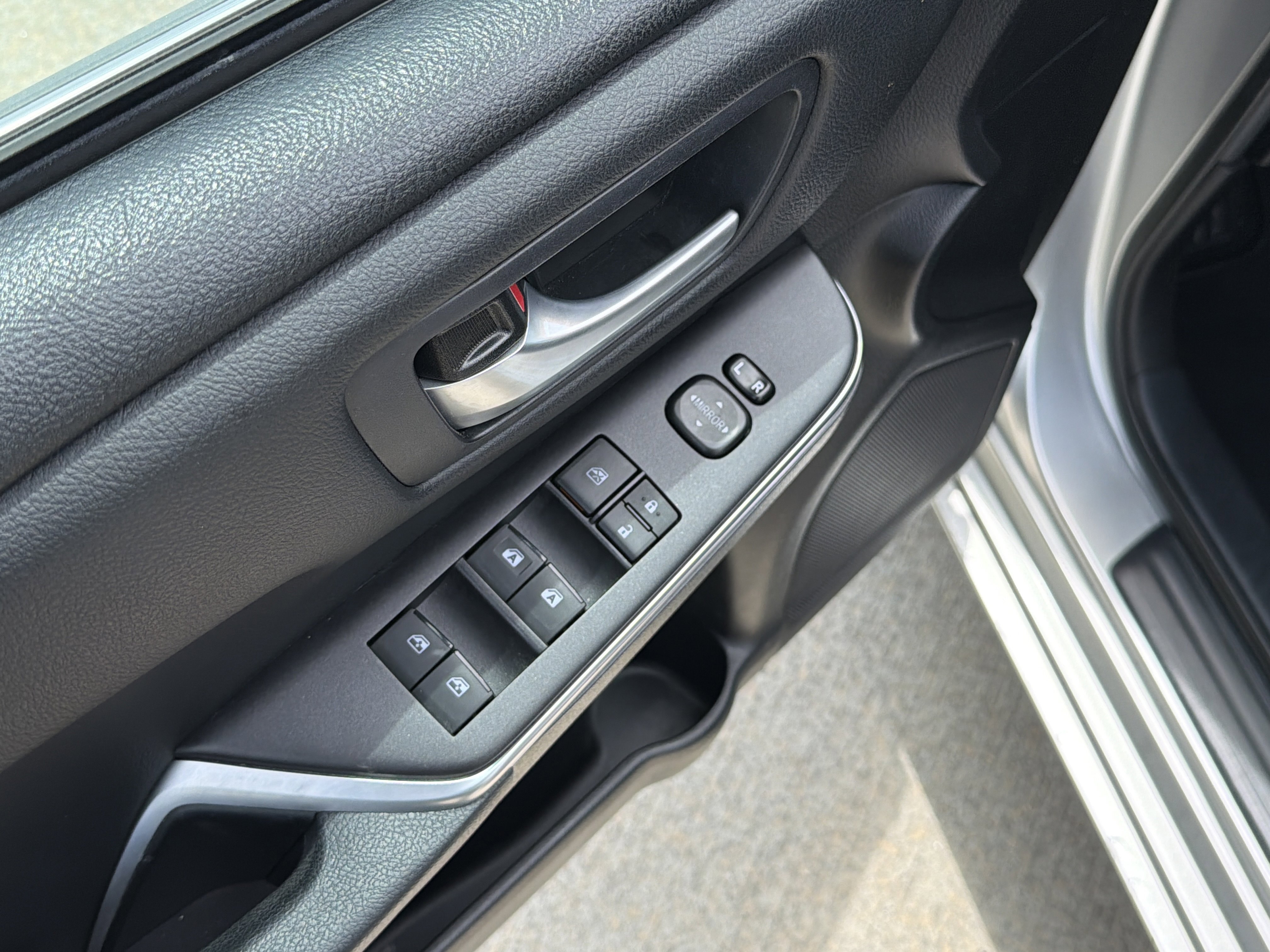 Used 2015 Toyota Camry SE FWD image 9