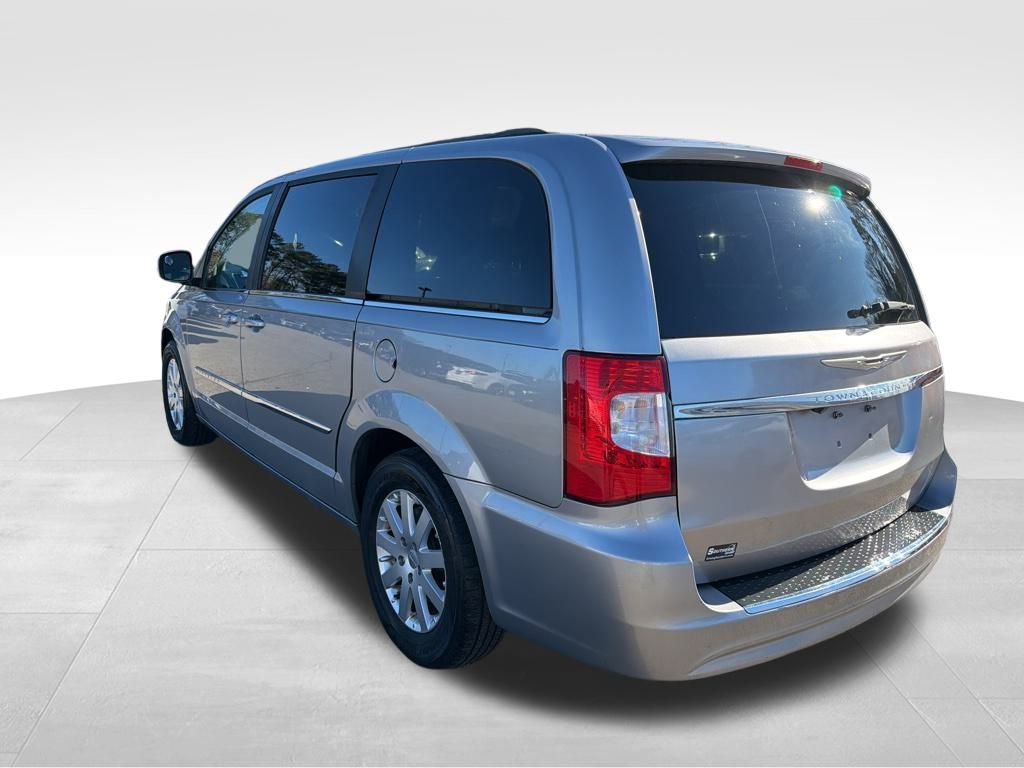 Used 2015 Chrysler Town & Country Touring image 3