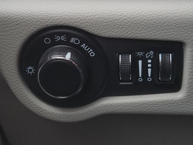 Used 2023 Chrysler Voyager LX FWD image 26