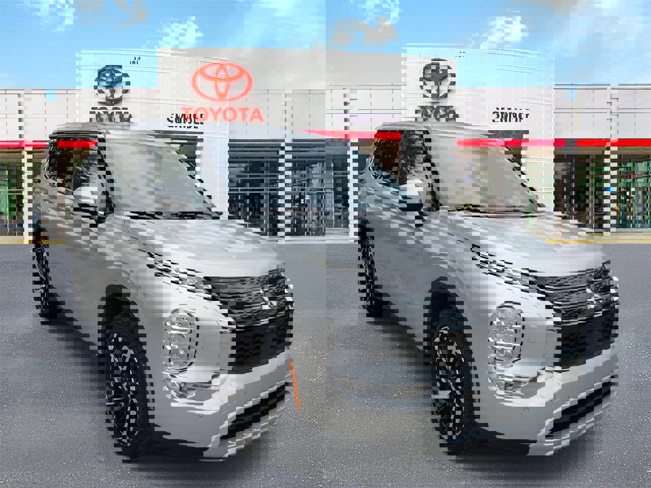 Used 2024 Mitsubishi Outlander SE image 2